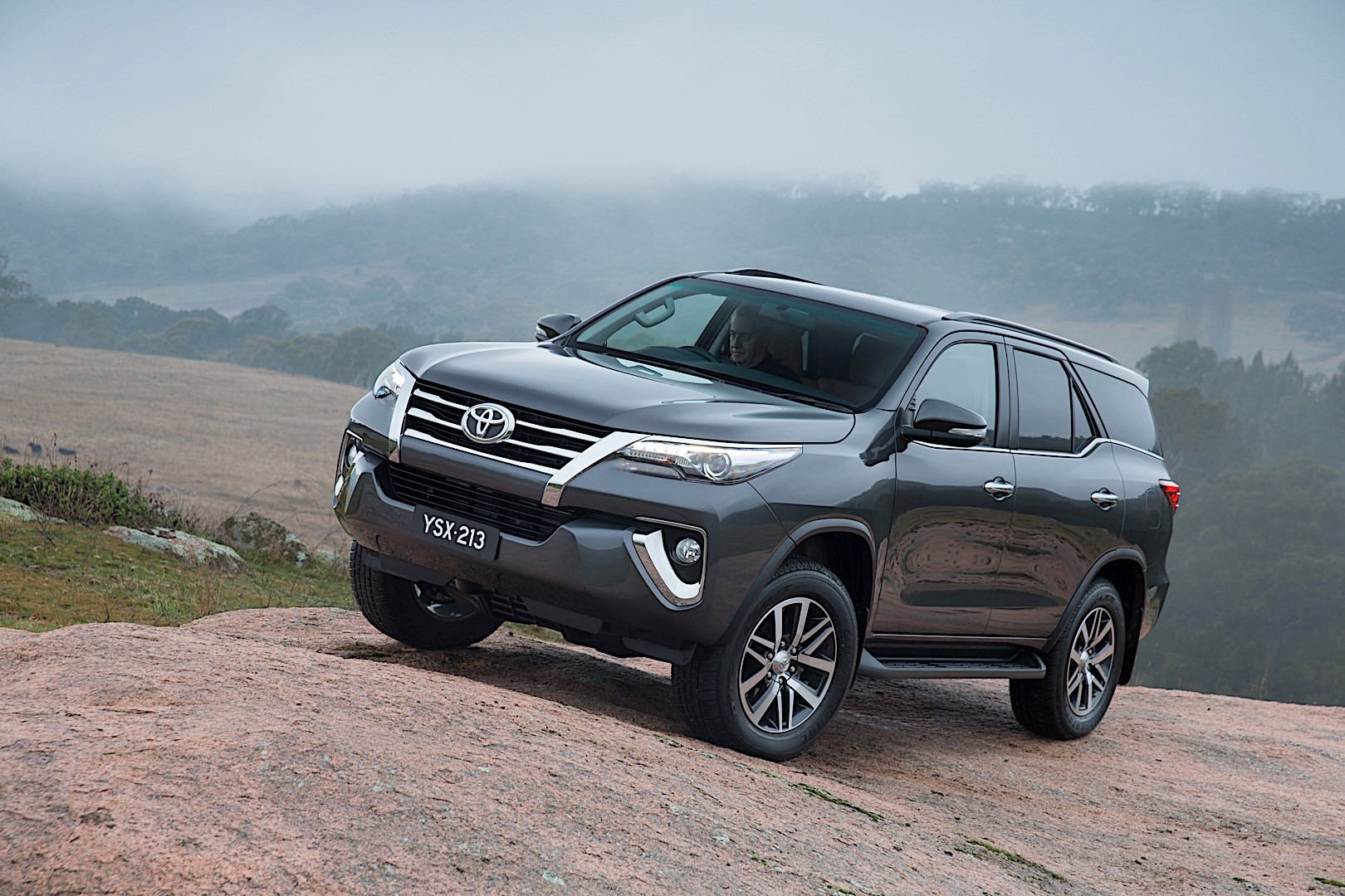 Toyota Fortuner photo 32