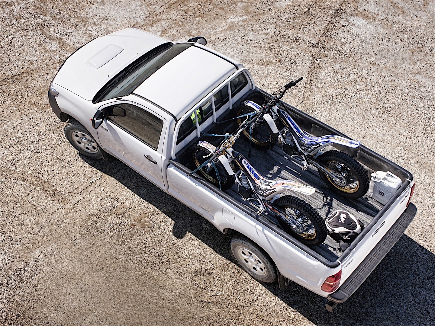 Toyota Hilux Single Cab photo 12