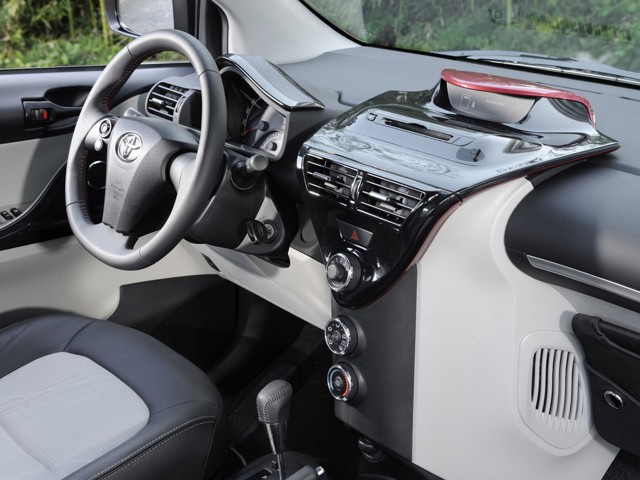 Toyota Iq photo 140