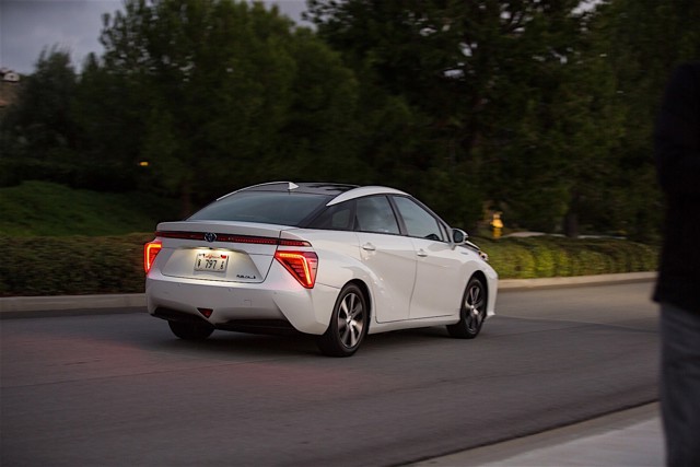 Toyota Mirai photo 2