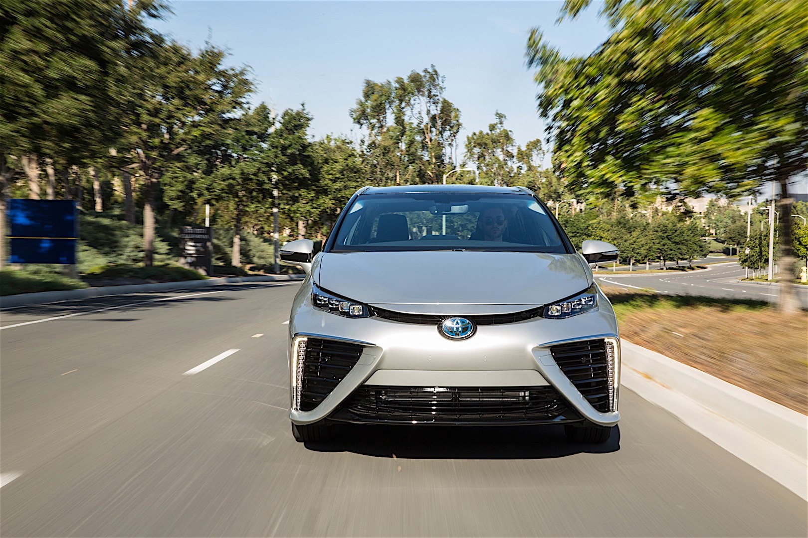 Toyota Mirai photo 3