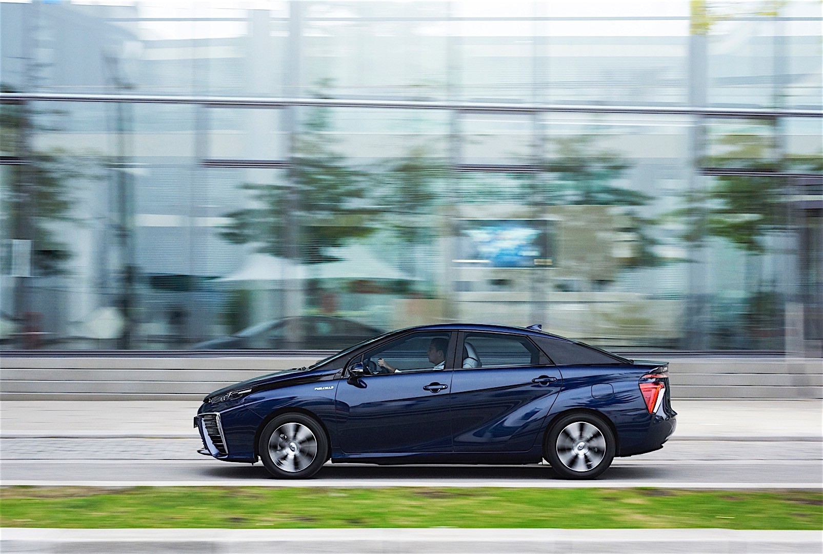Toyota Mirai photo 15