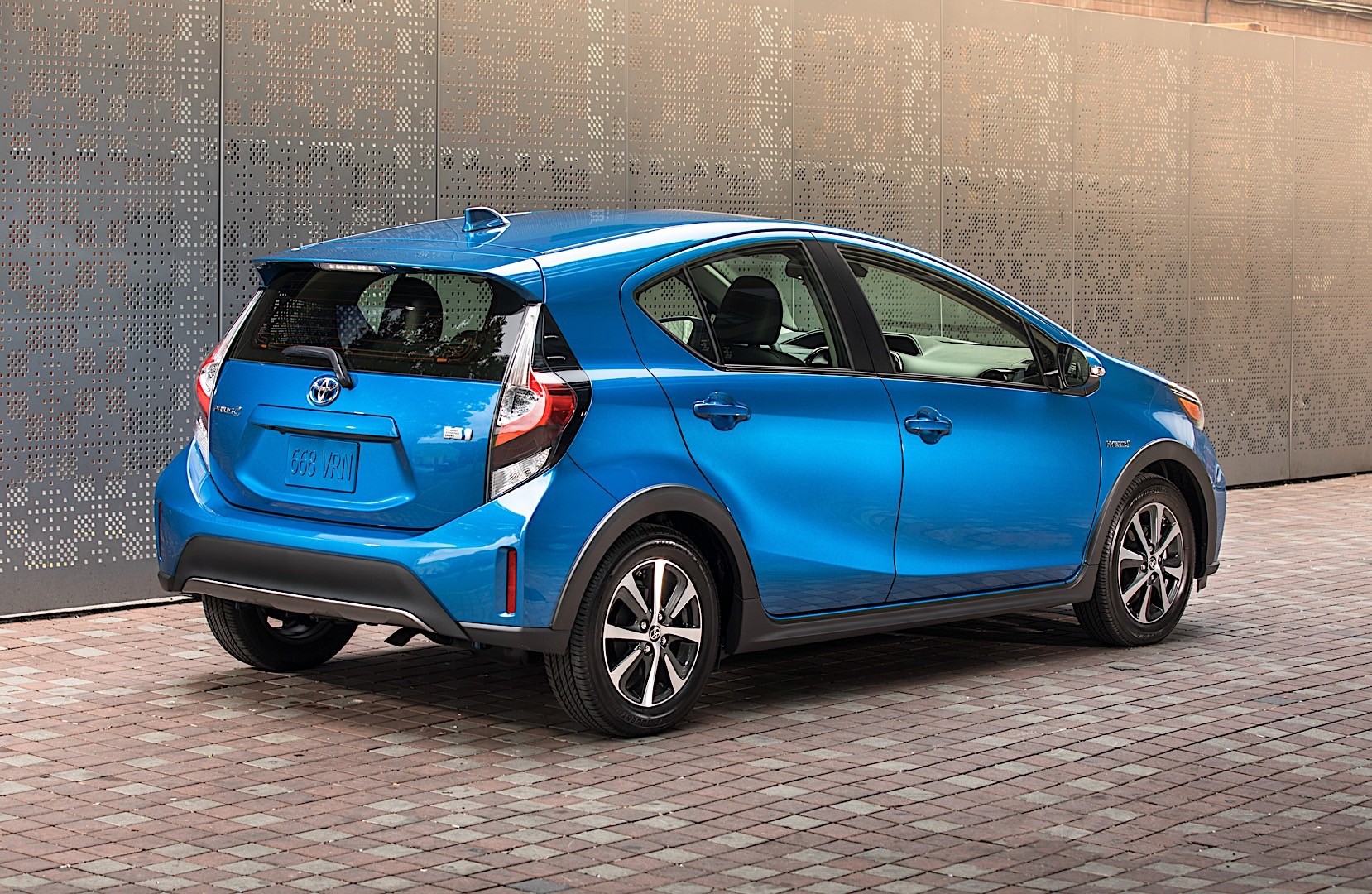 Toyota Prius C (Aqua) photo 16