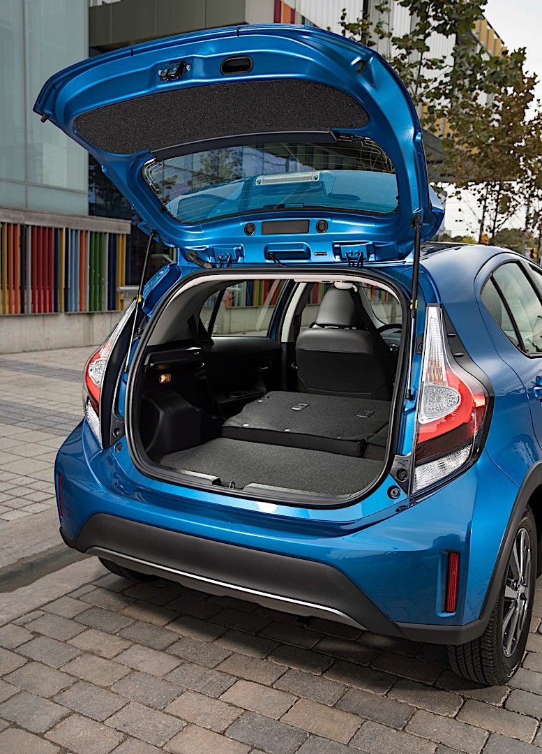 Toyota Prius C (Aqua) photo 18