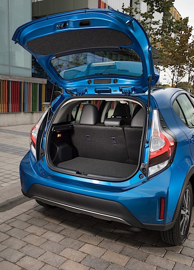 Toyota Prius C (Aqua) photo 19