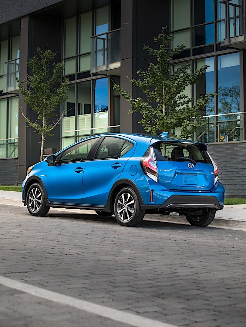 Toyota Prius C (Aqua) photo 2