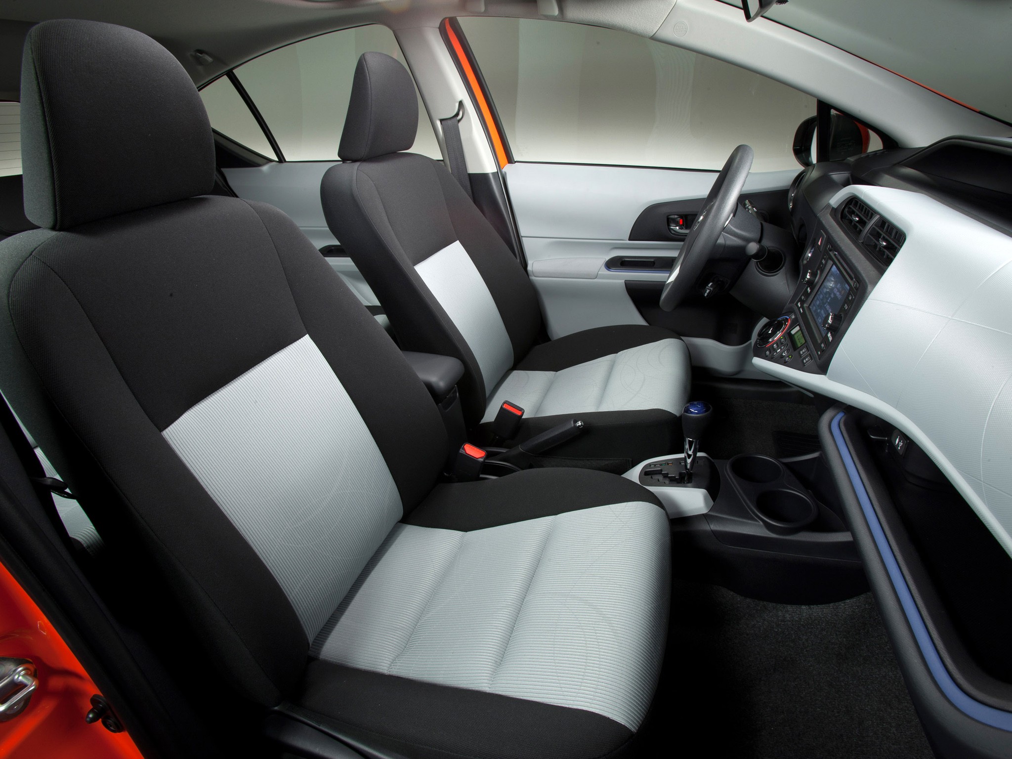 Toyota Prius C (Aqua) photo 41