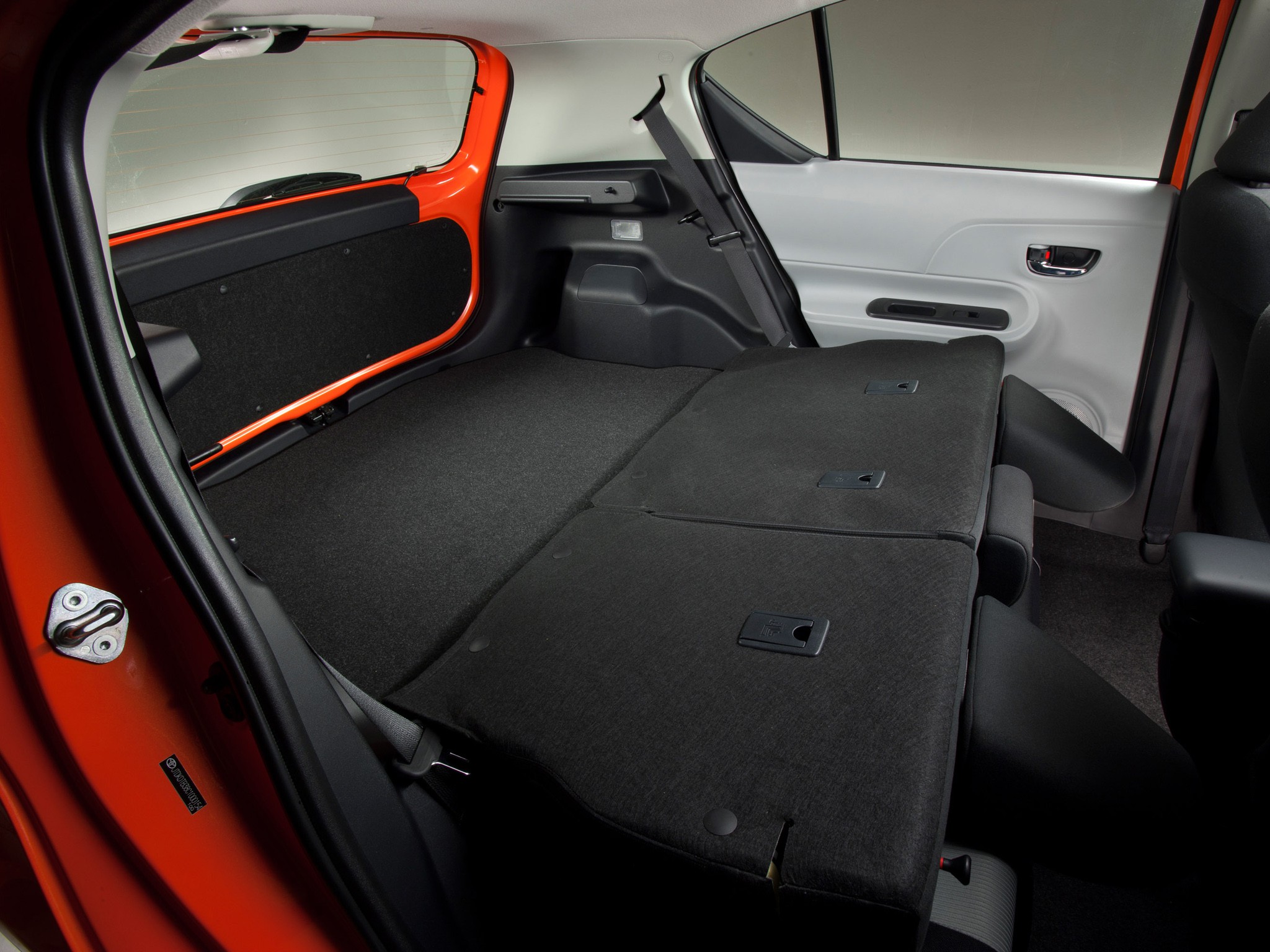 Toyota Prius C (Aqua) photo 42