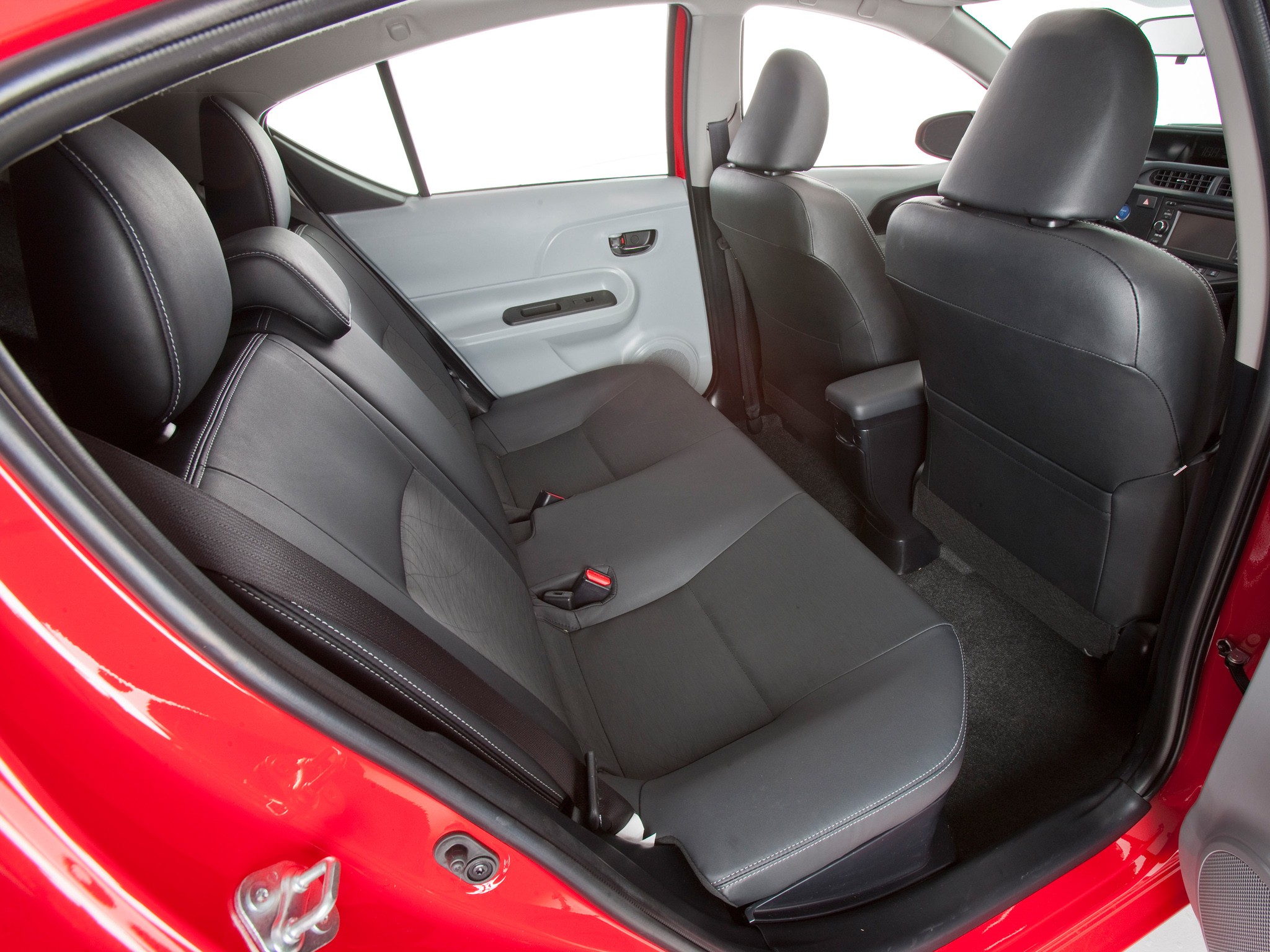 Toyota Prius C (Aqua) photo 45