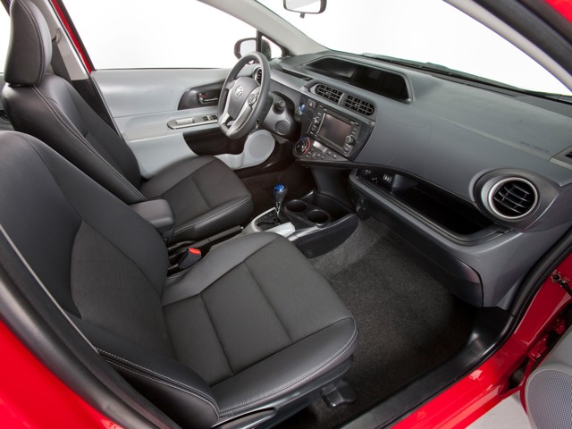 Toyota Prius C (Aqua) photo 46