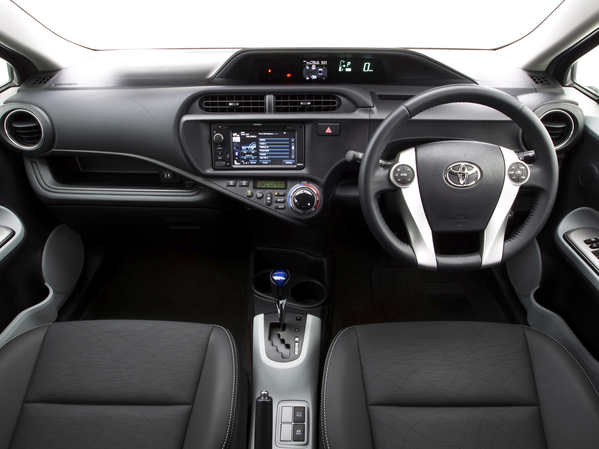 Toyota Prius C (Aqua) photo 47