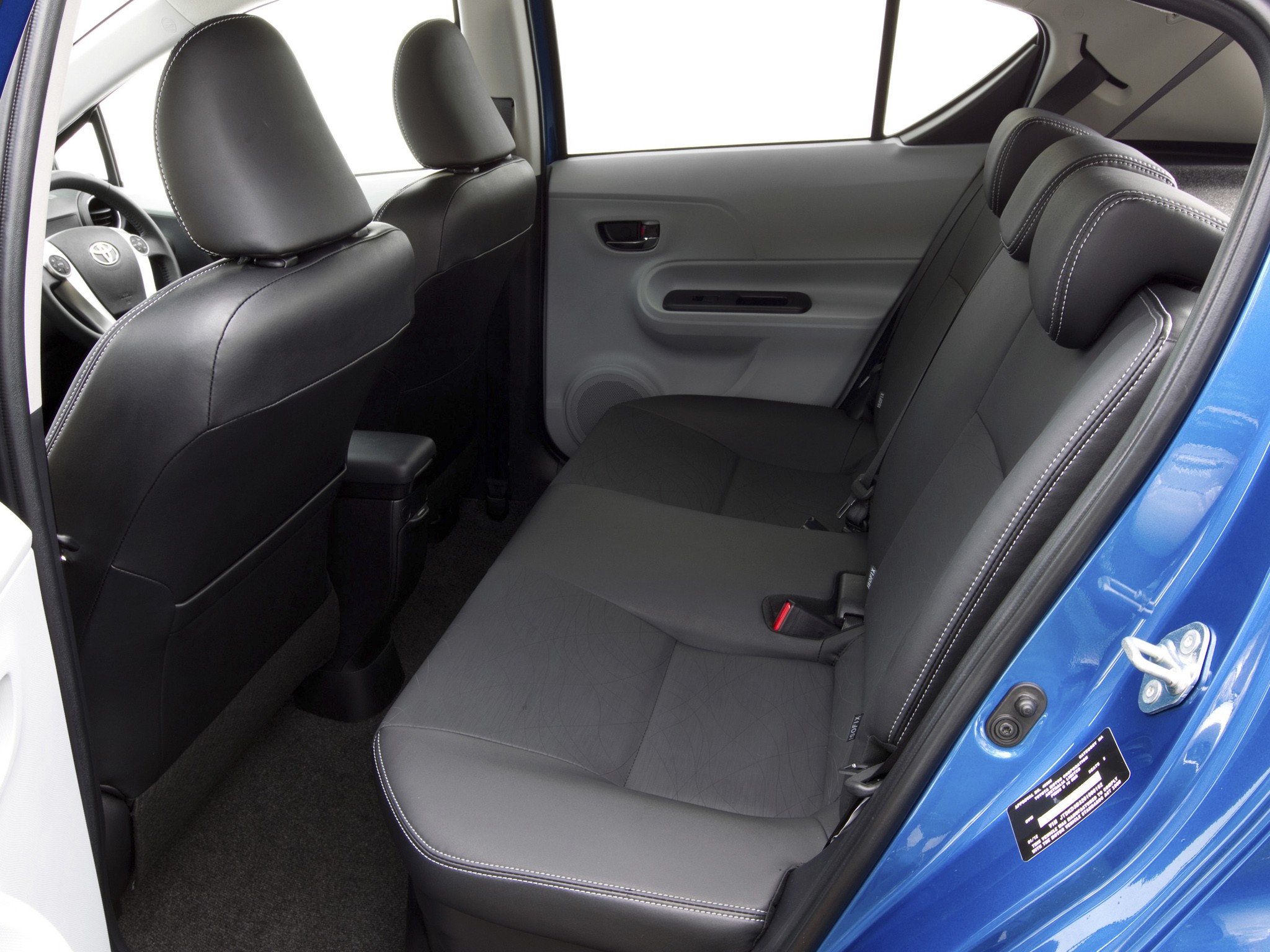 Toyota Prius C (Aqua) photo 48