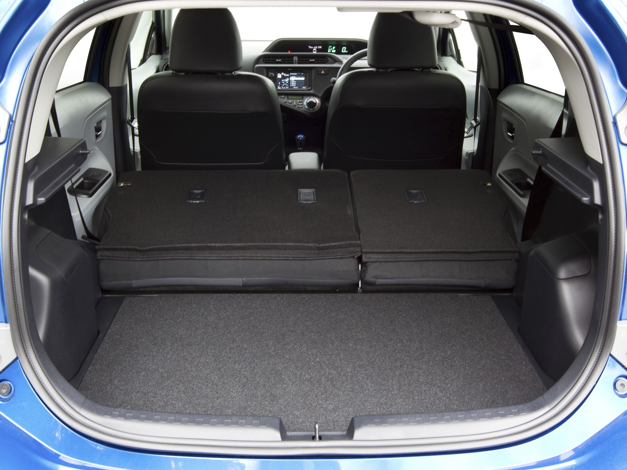 Toyota Prius C (Aqua) photo 49