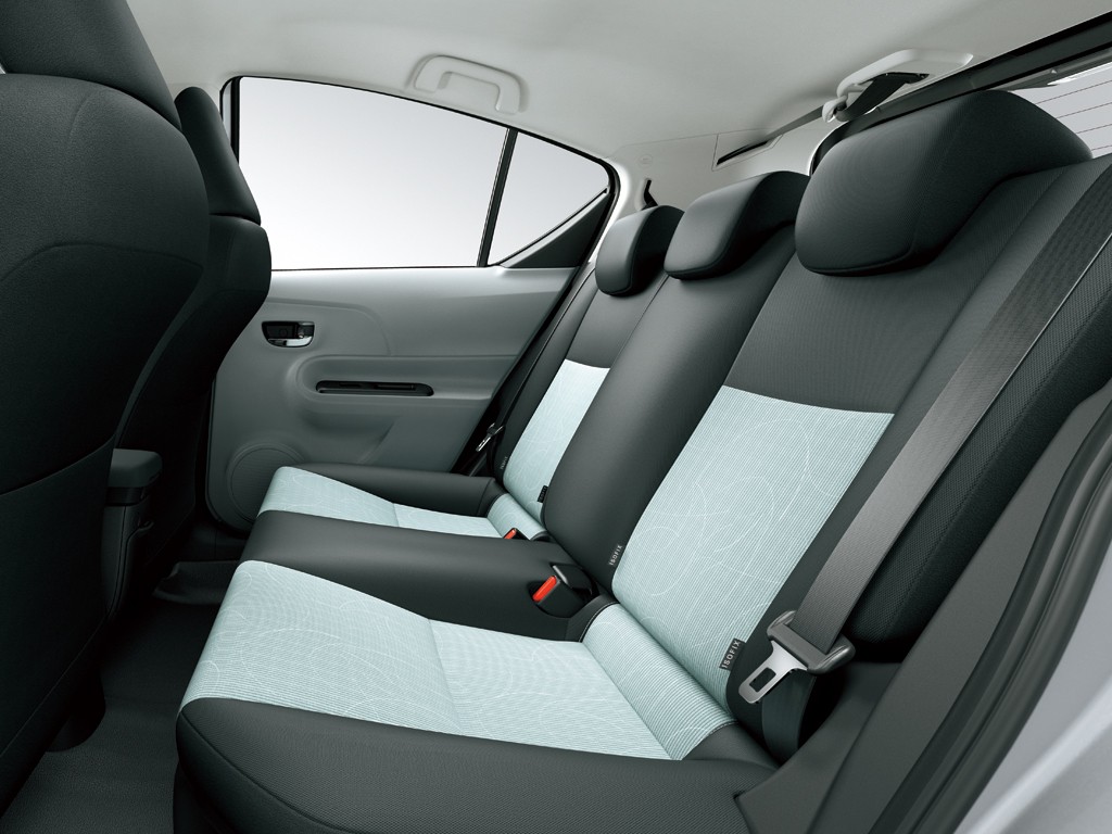 Toyota Prius C (Aqua) photo 50