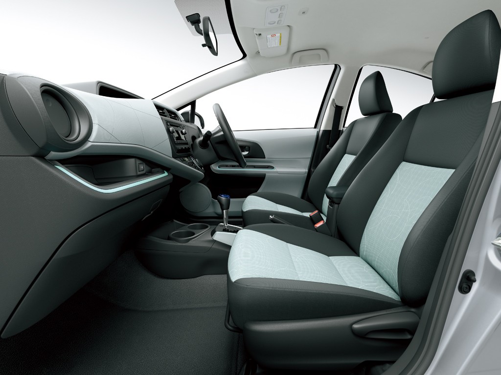 Toyota Prius C (Aqua) photo 51