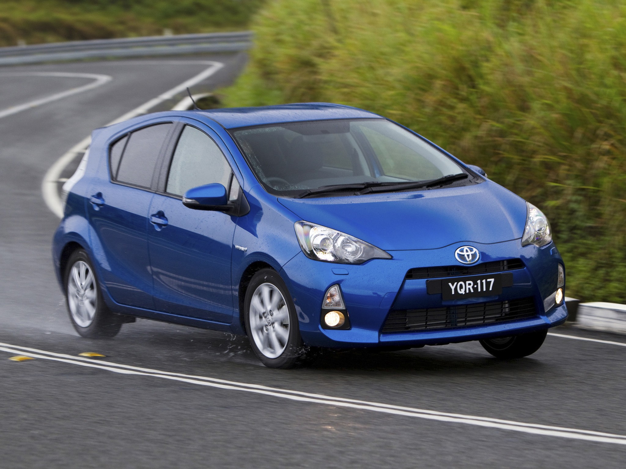 Toyota Prius C (Aqua) photo 23