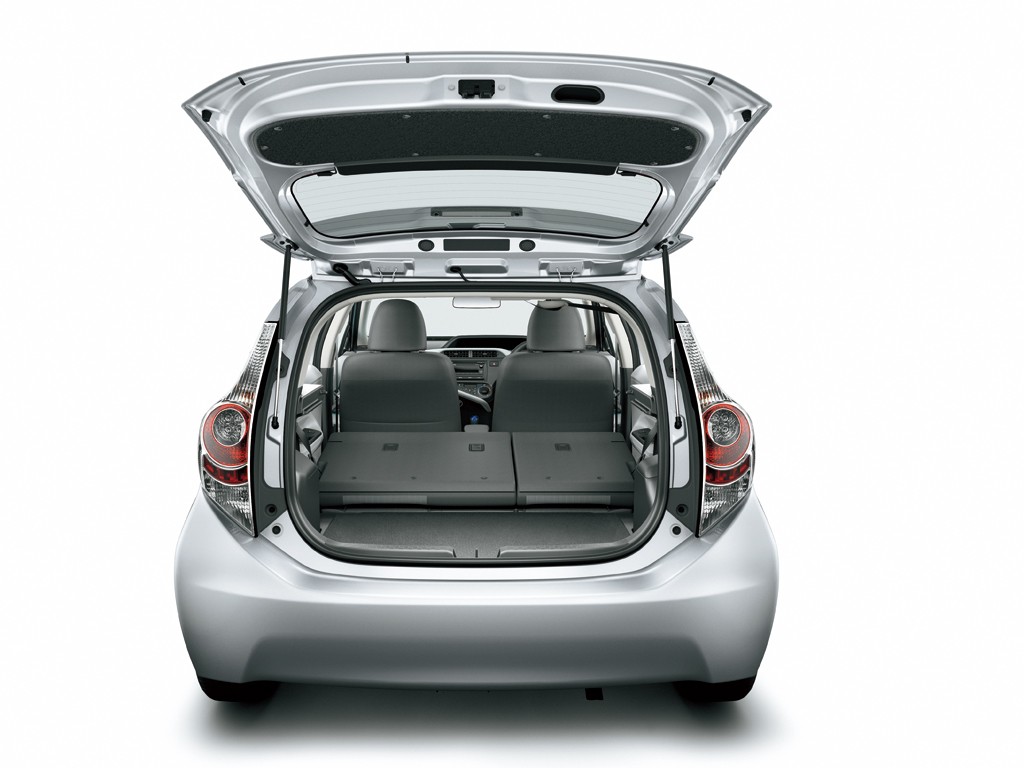 Toyota Prius C (Aqua) photo 38