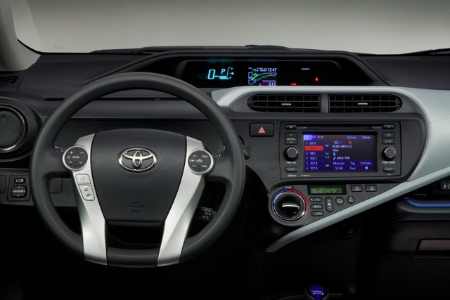 Toyota Prius C (Aqua) photo 39
