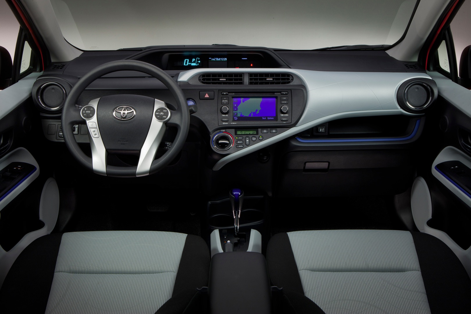 Toyota Prius C (Aqua) photo 40