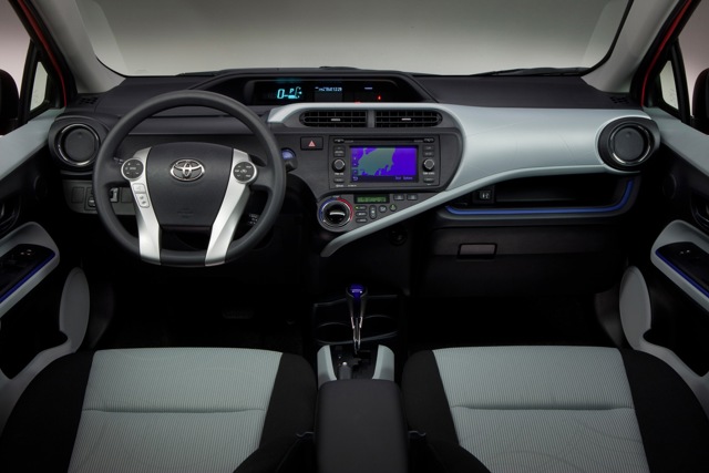 Toyota Prius C (Aqua) photo 40