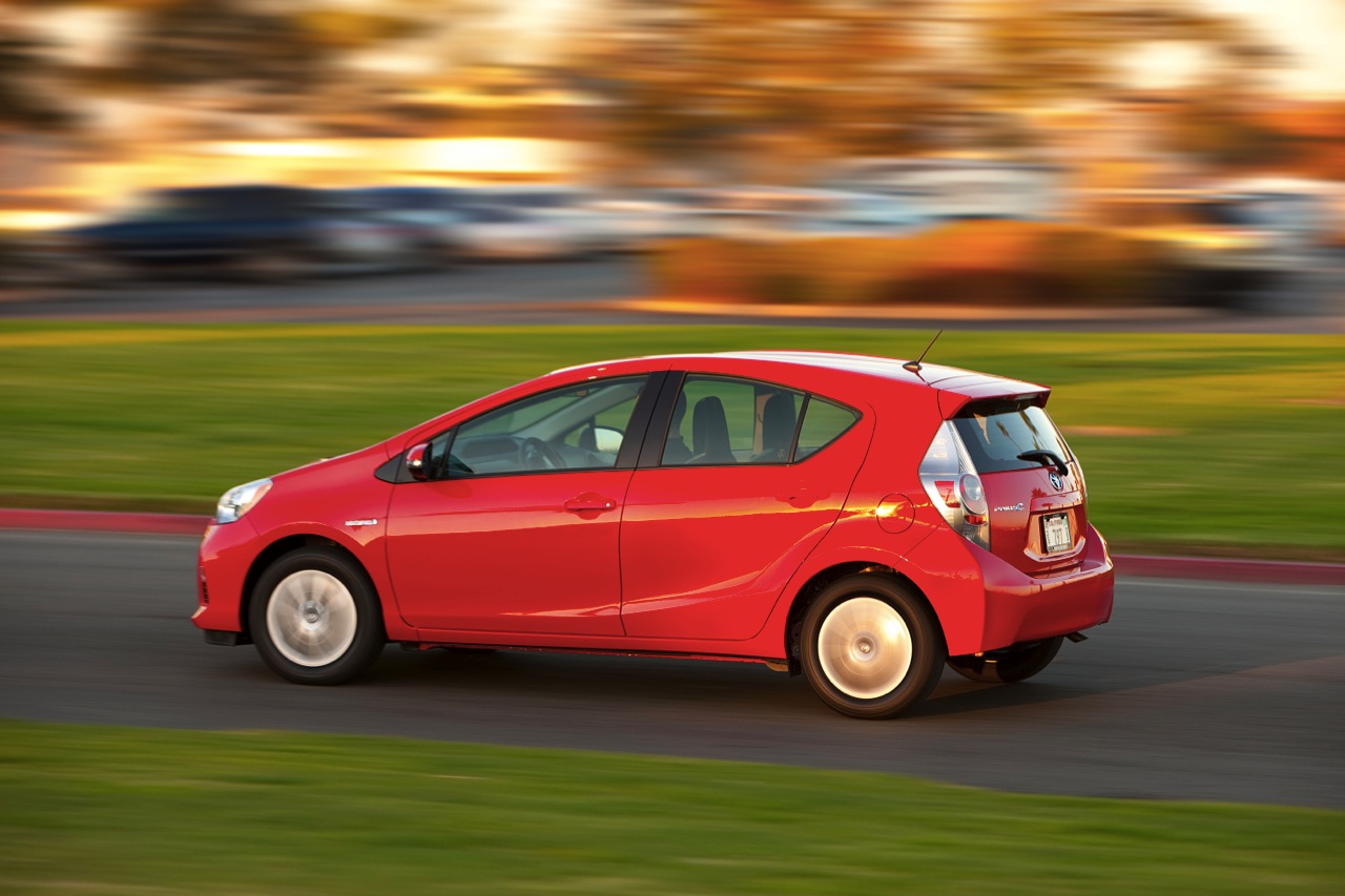 Toyota Prius C (Aqua) photo 2