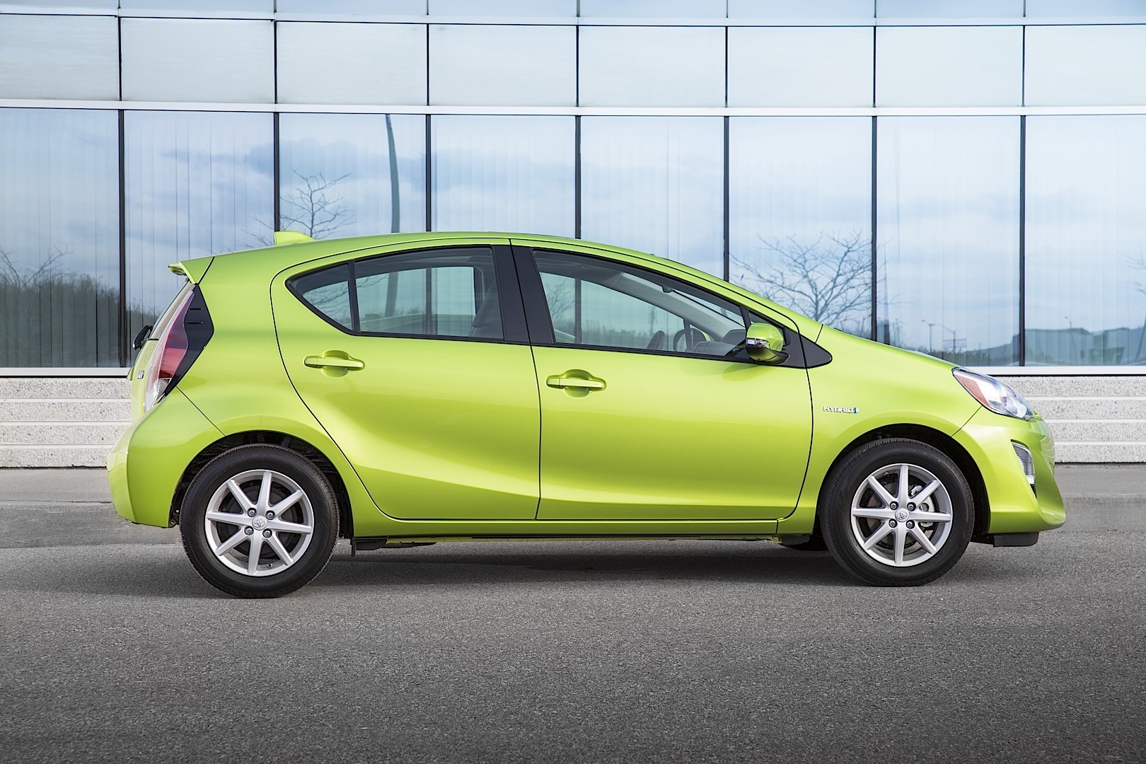 Toyota Prius C (Aqua) photo 8