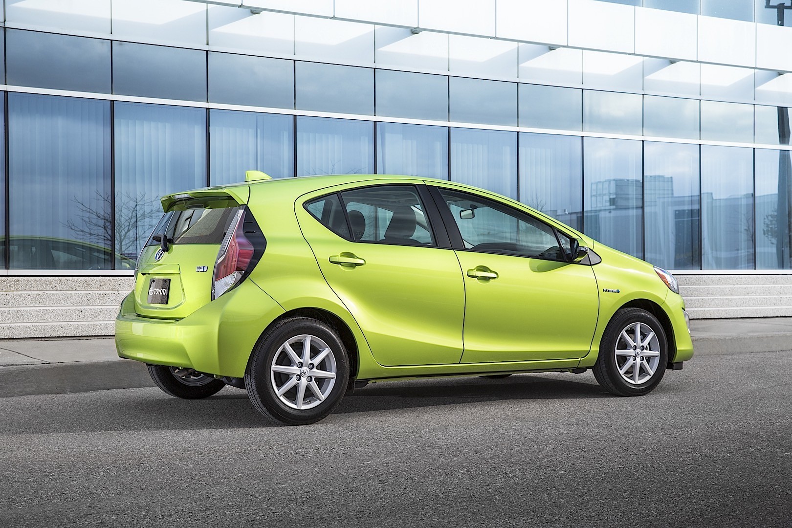 Toyota Prius C (Aqua) photo 9