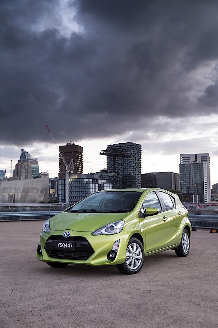 Toyota Prius C (Aqua) photo 11