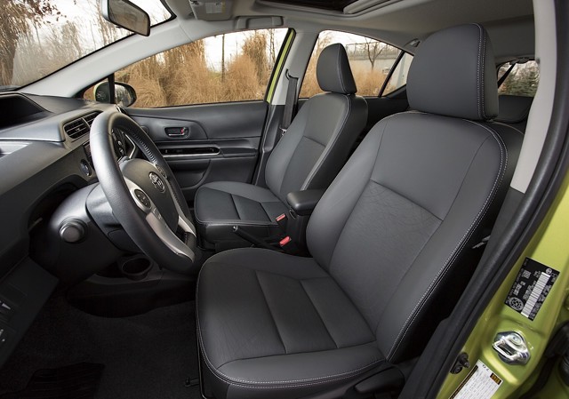 Toyota Prius C (Aqua) photo 21