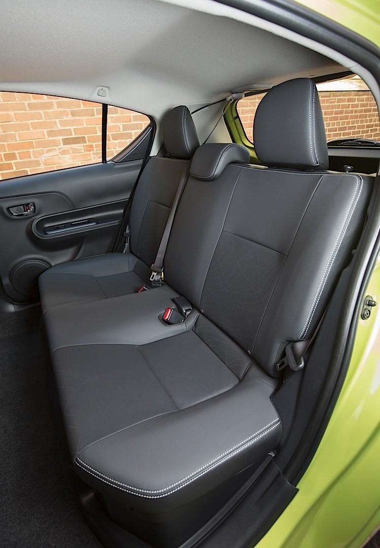 Toyota Prius C (Aqua) photo 22