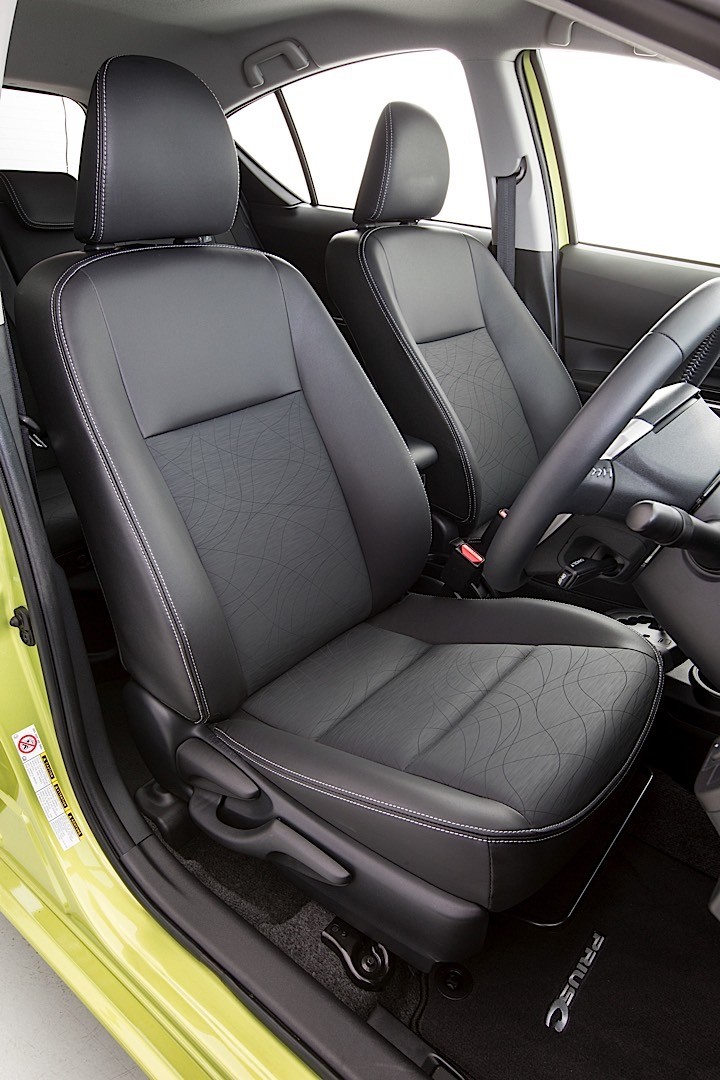 Toyota Prius C (Aqua) photo 23