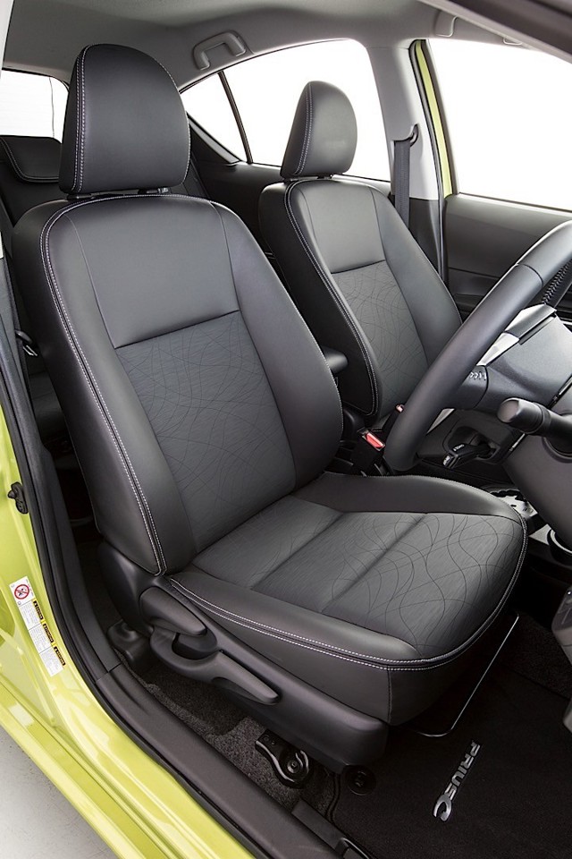 Toyota Prius C (Aqua) photo 23