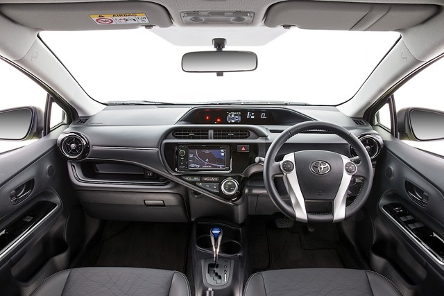 Toyota Prius C (Aqua) photo 24