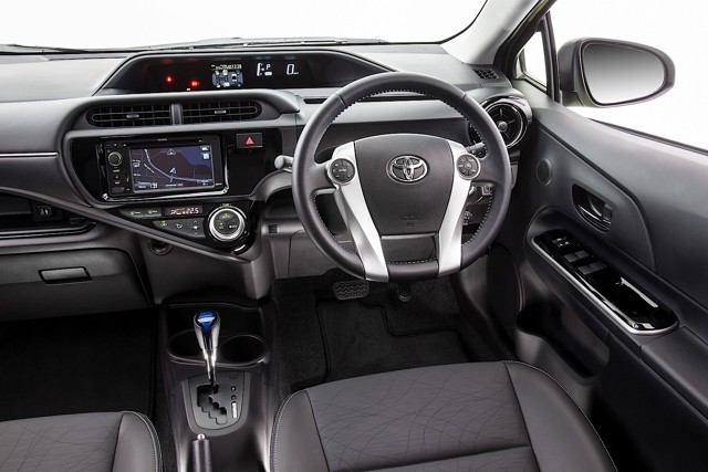 Toyota Prius C (Aqua) photo 25