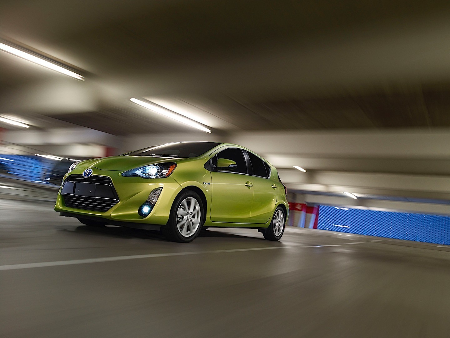 Toyota Prius C (Aqua) photo 2