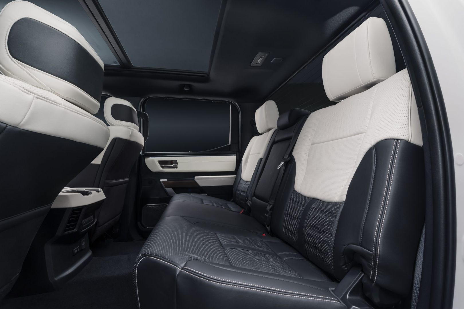 Toyota Sequoia photo 45