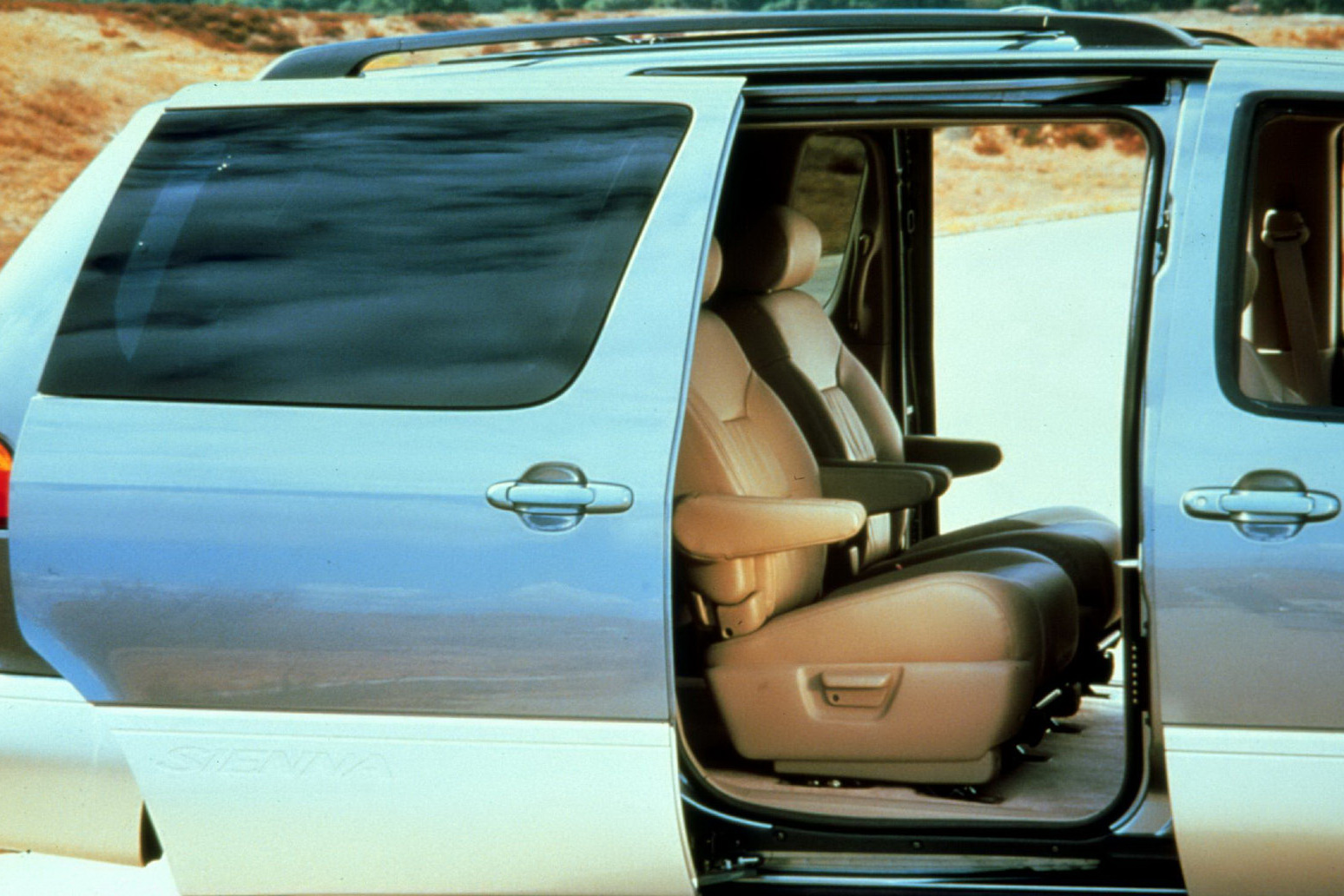 Toyota Sienna photo 3