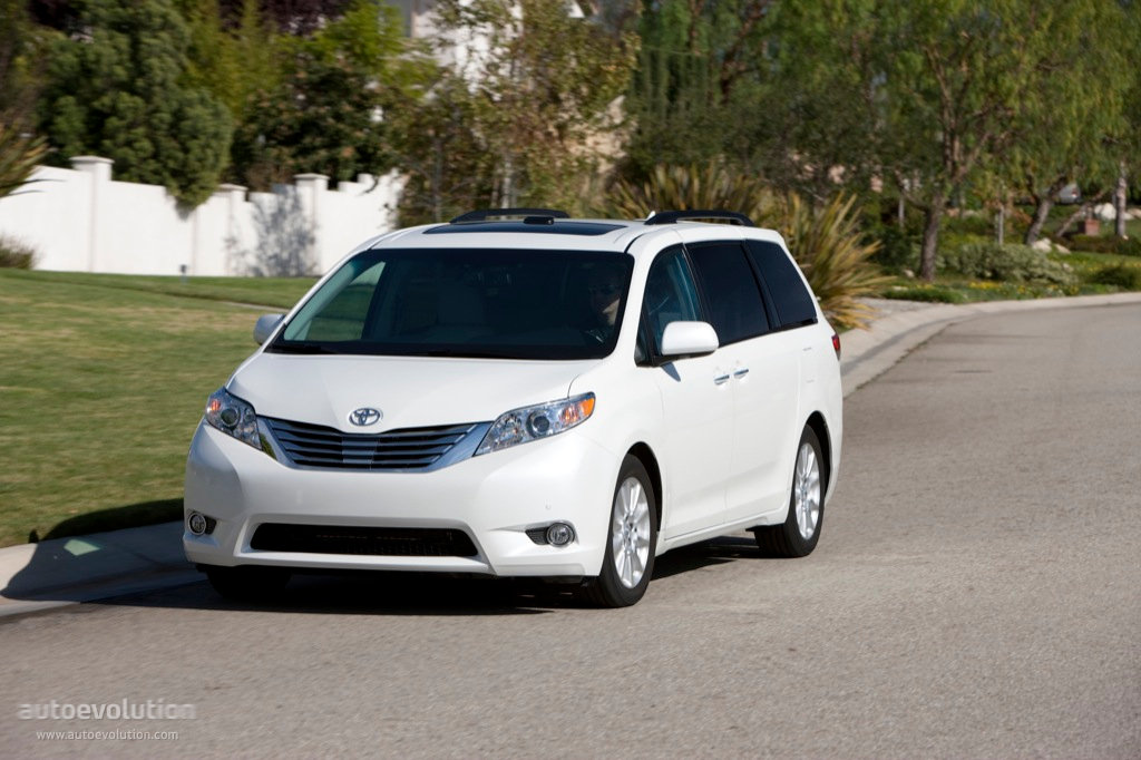Toyota Sienna photo 2