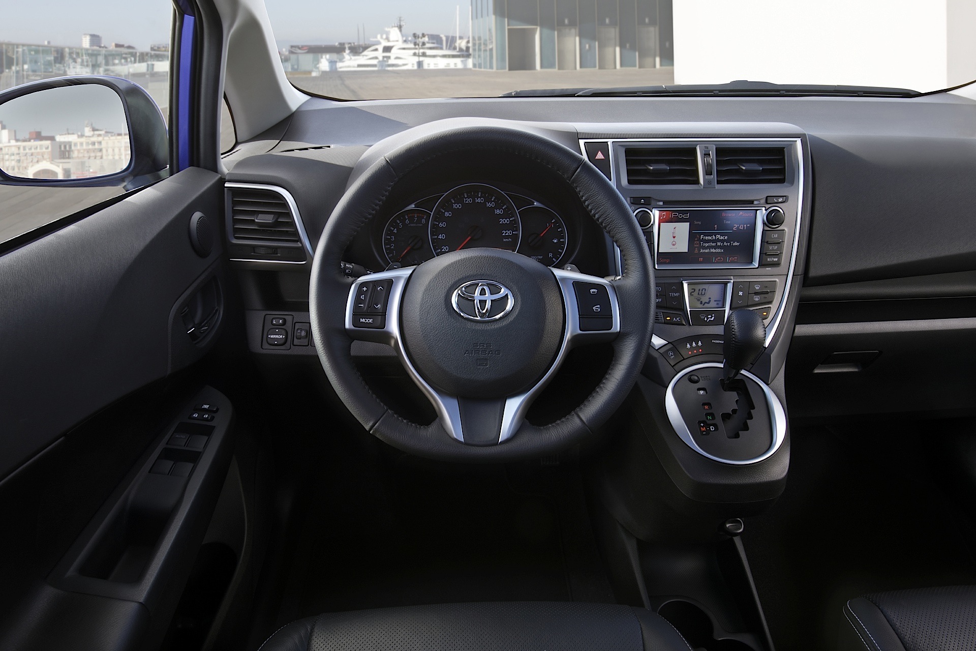 Toyota Verso-S photo 100