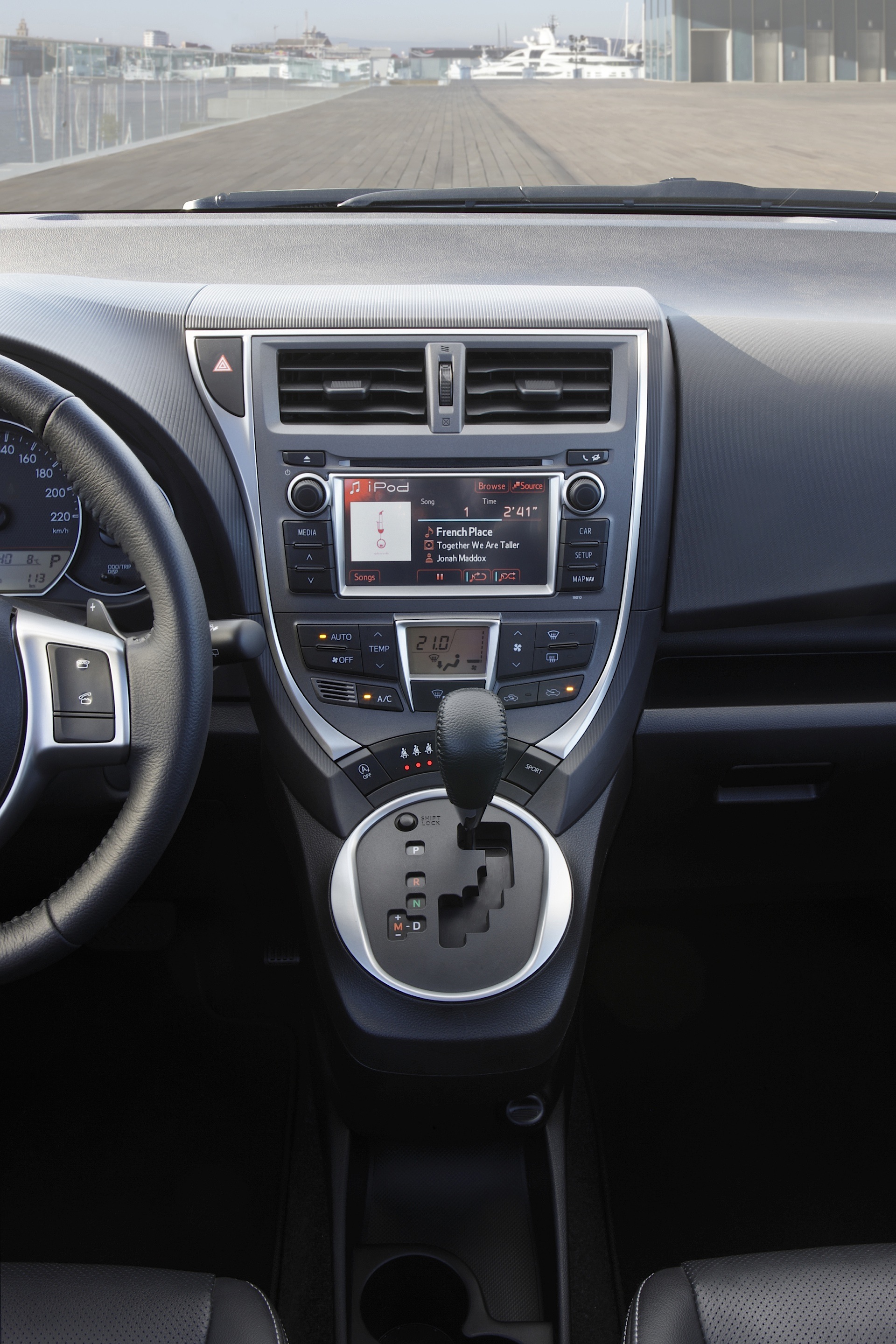 Toyota Verso-S photo 101