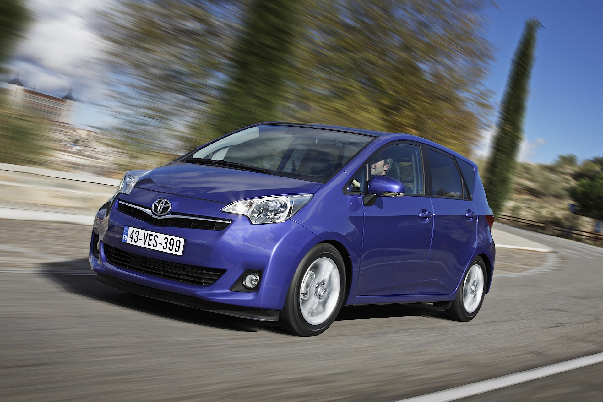 Toyota Verso-S photo 15