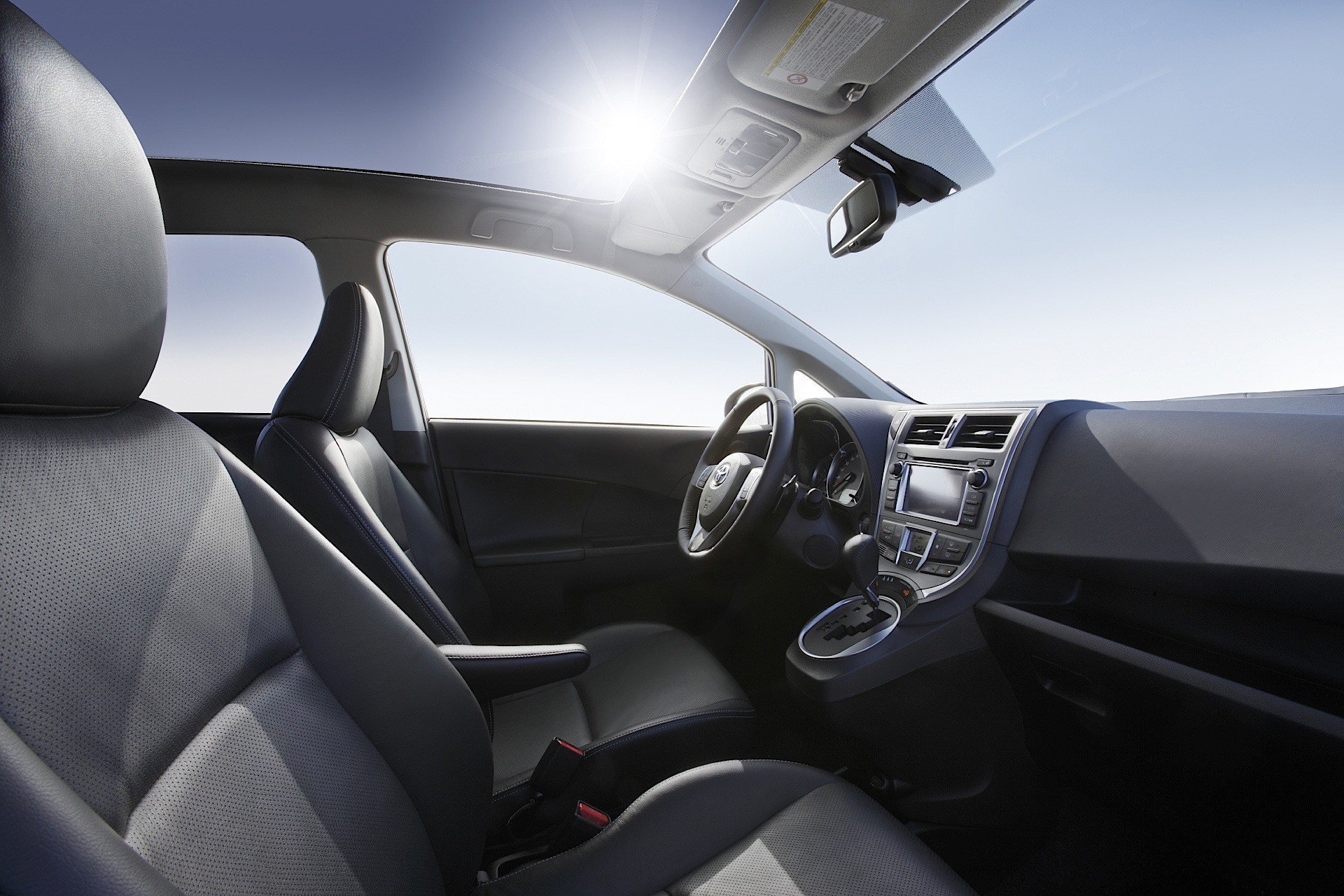 Toyota Verso-S photo 107