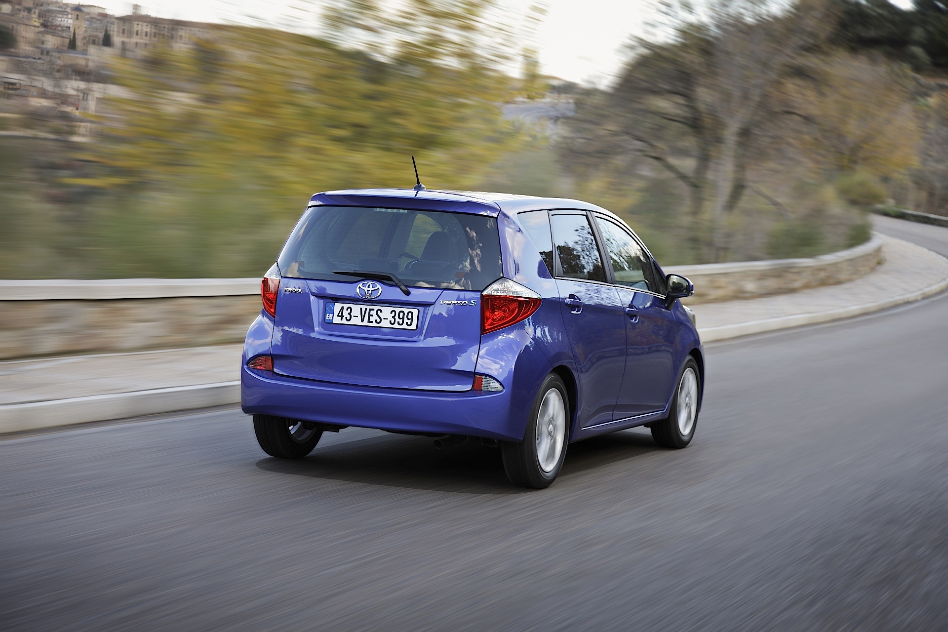 Toyota Verso-S photo 21