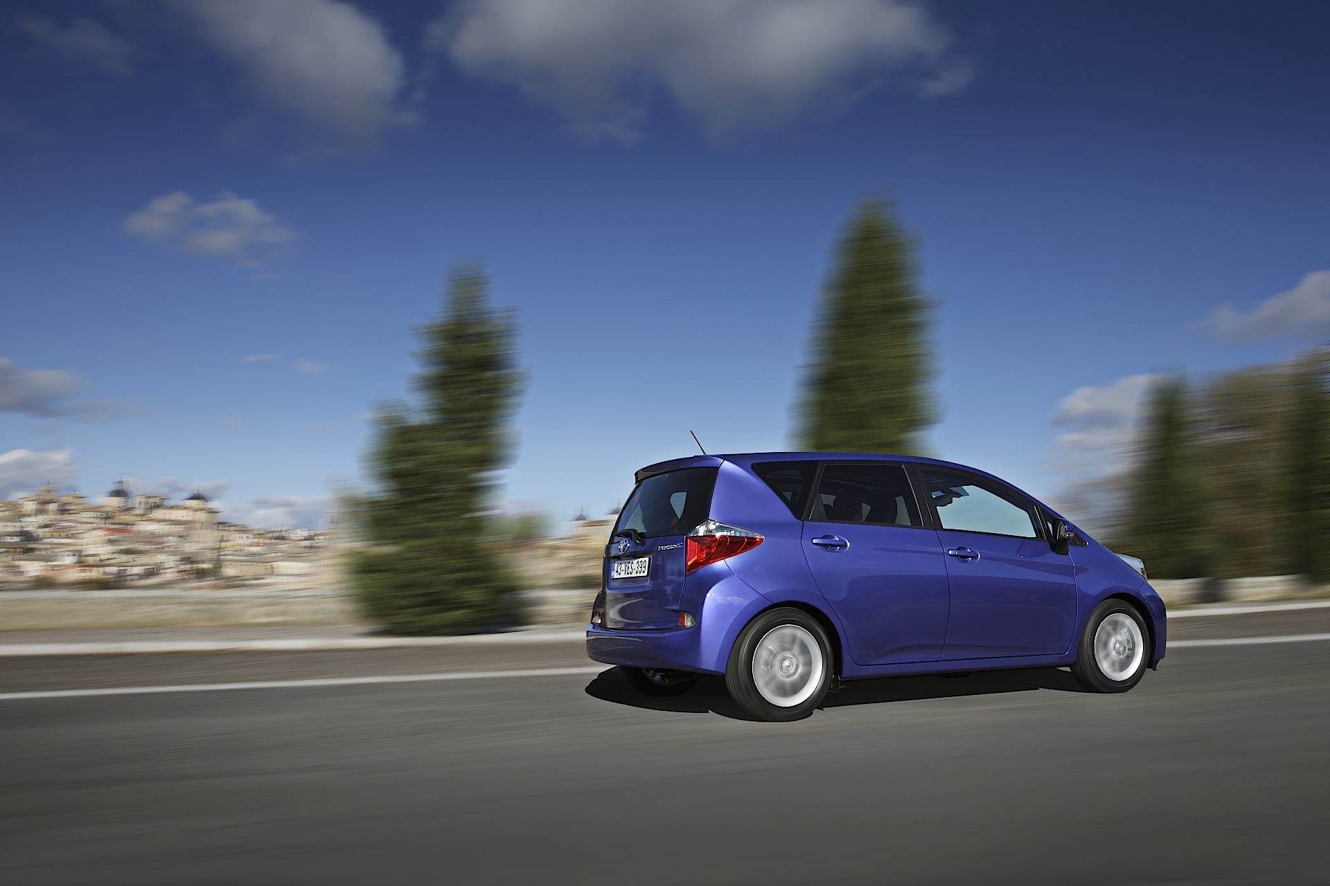 Toyota Verso-S photo 24