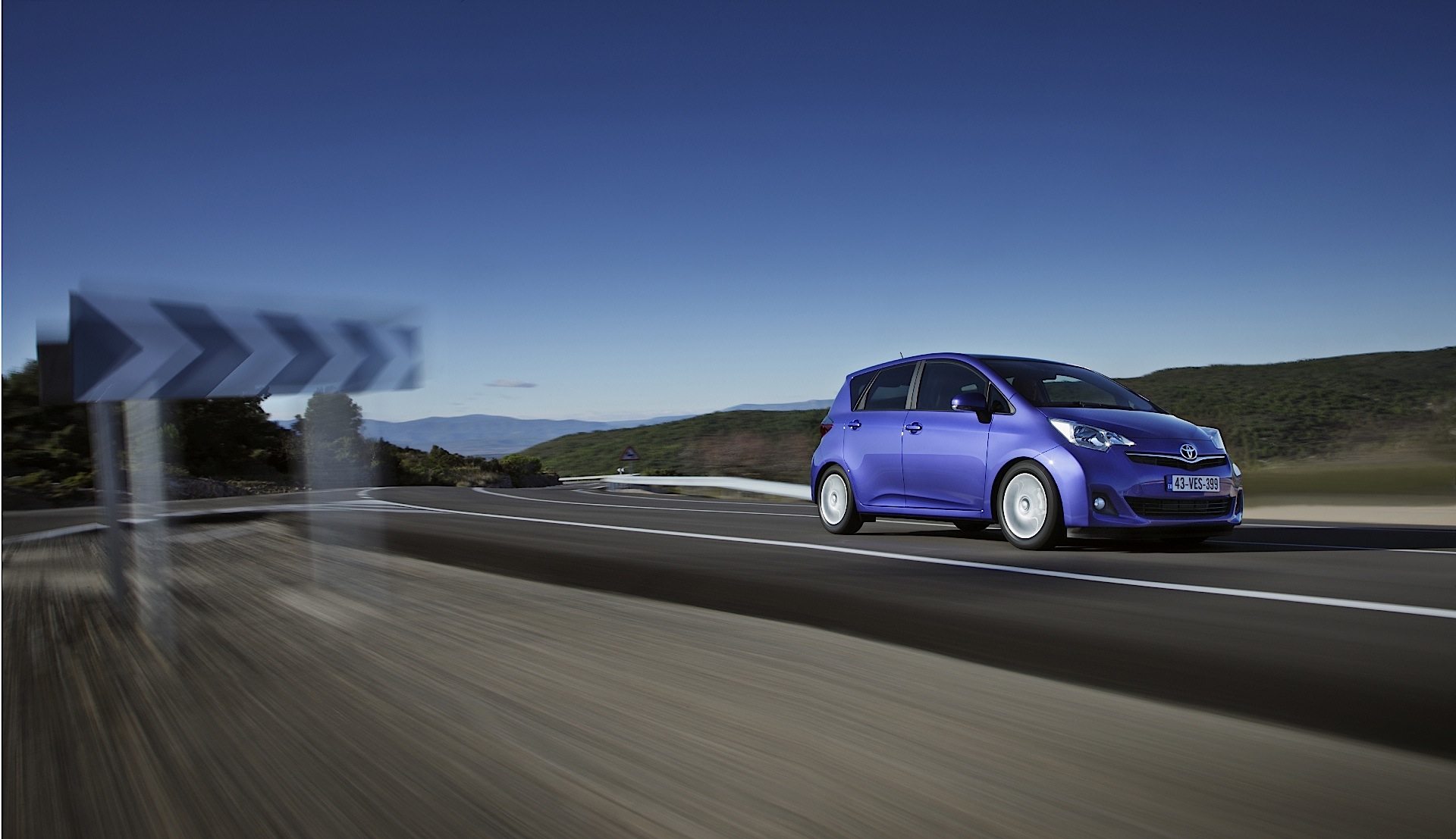 Toyota Verso-S photo 30