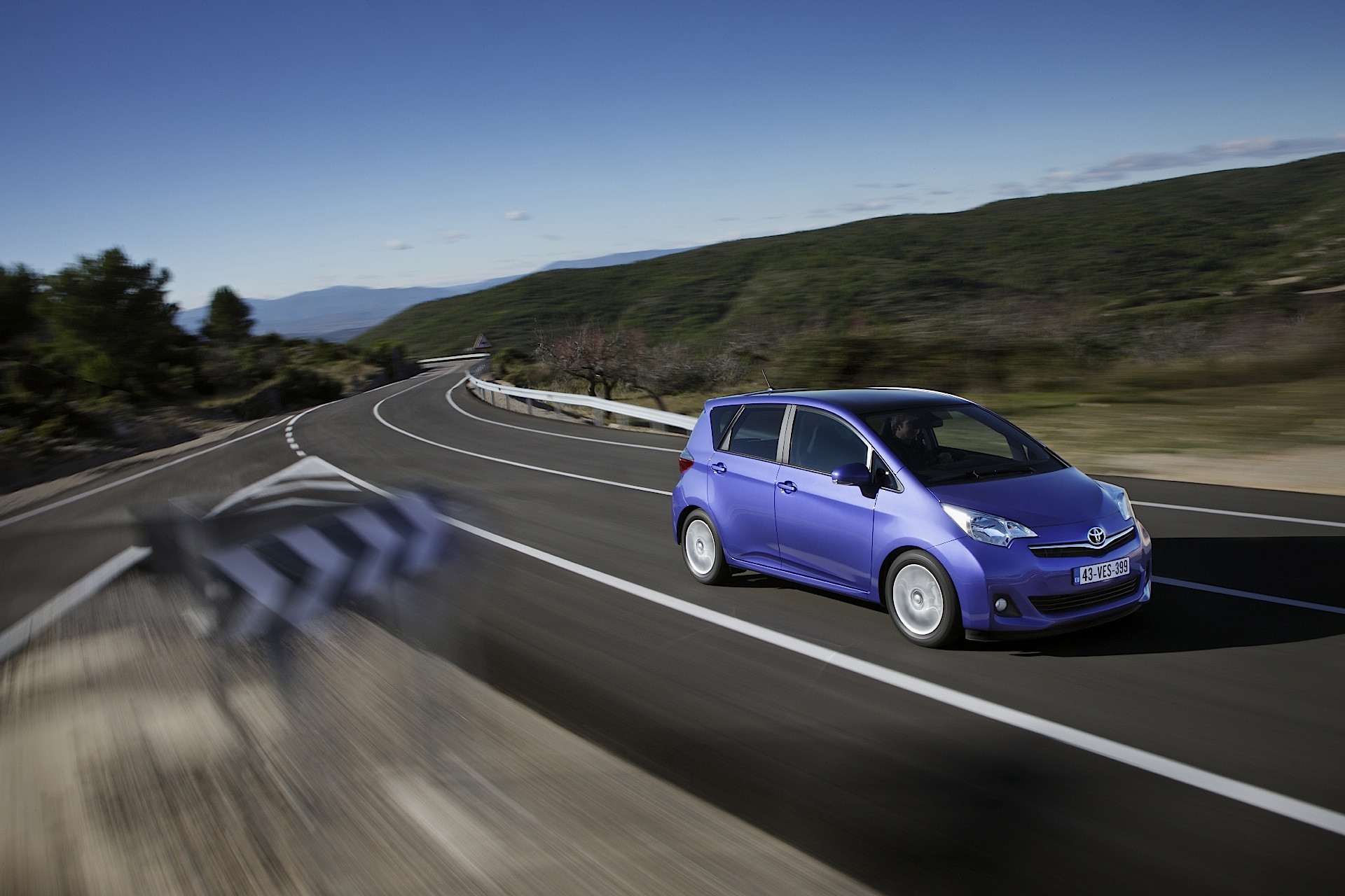 Toyota Verso-S photo 32