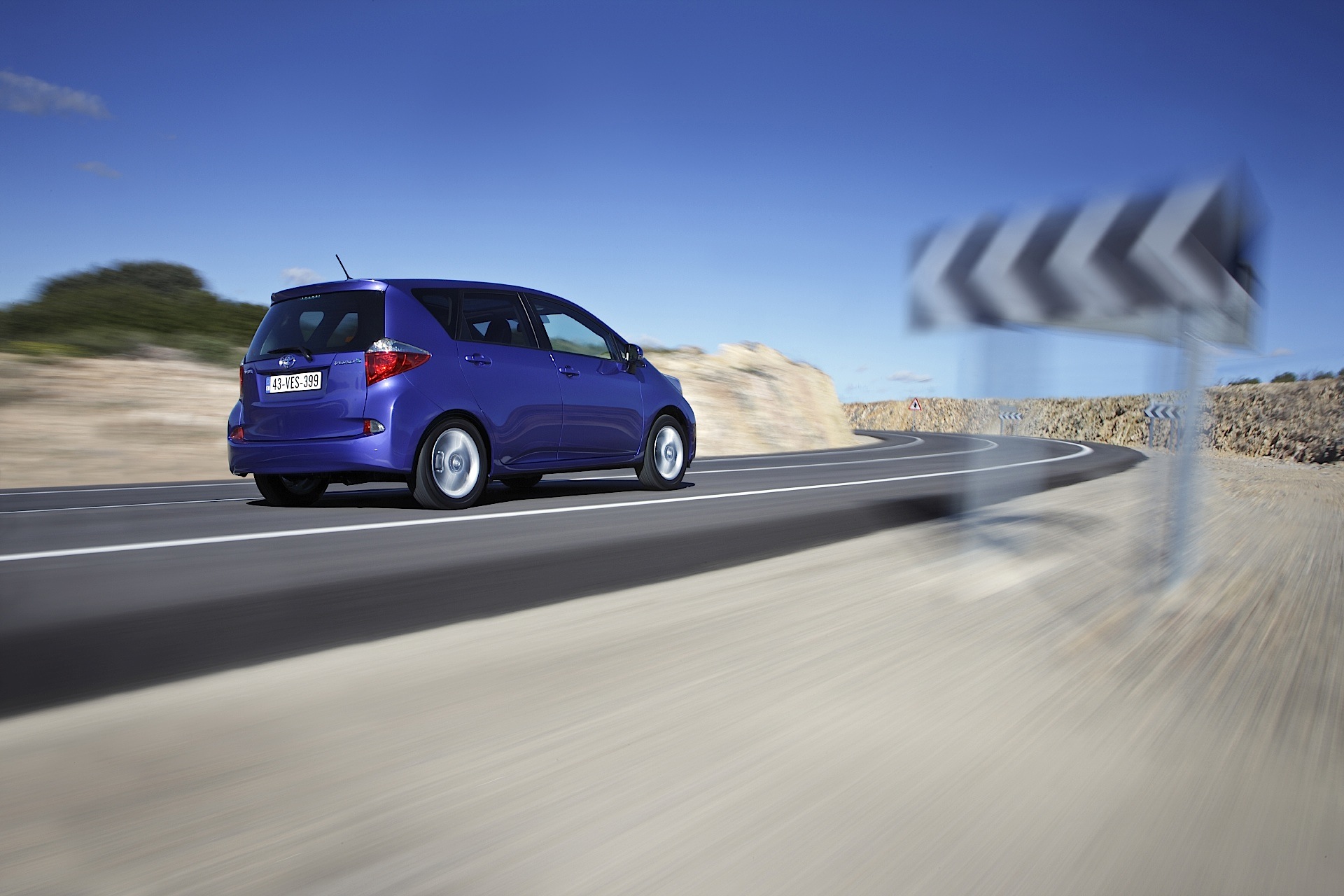 Toyota Verso-S photo 33