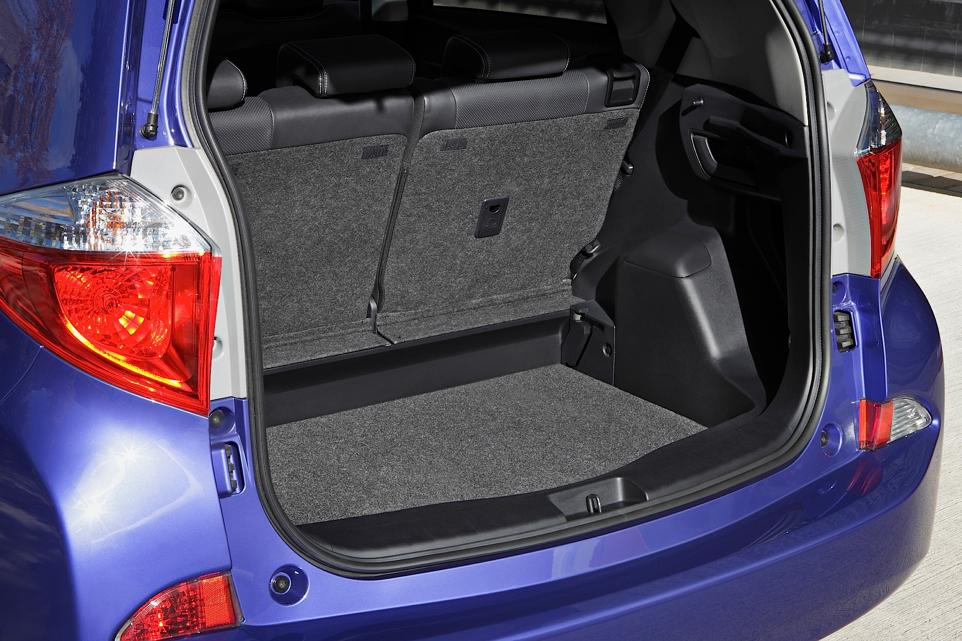 Toyota Verso-S photo 128