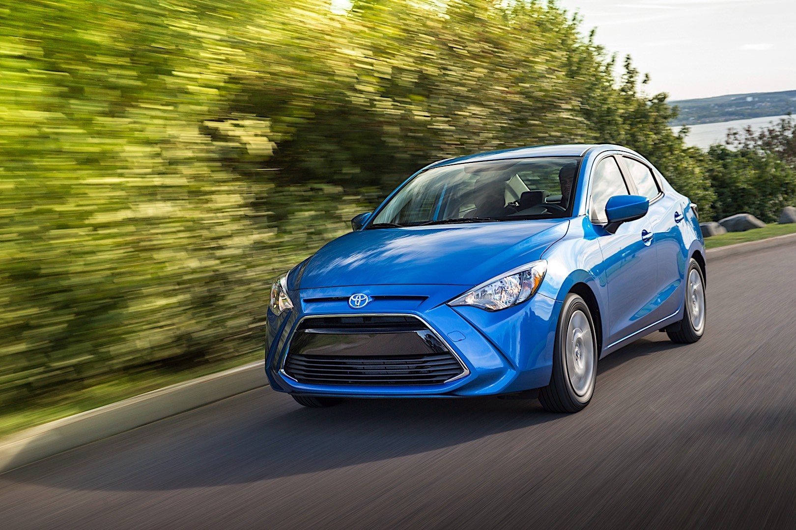 Toyota Yaris Sedan photo 2