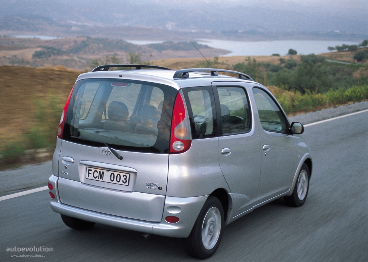 Toyota Yaris Verso photo 2